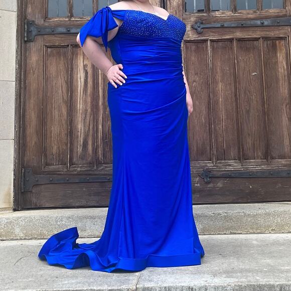 Plus Size Prom Dress Size 22: Royal Blue Off-Shoulder Gown - Picture 5 of 10